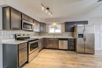 Building Photo - Pet Friendly, Renovated Home in Fox School District