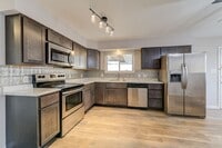 Building Photo - Pet Friendly, Renovated Home in Fox School District