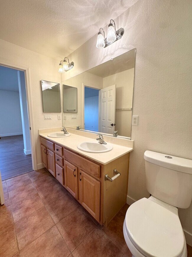 Building Photo - 4 Bedroom / 3 Bathroom Home in Elk Grove – Bedroom & Full Bath Downstairs SEE VIDEO