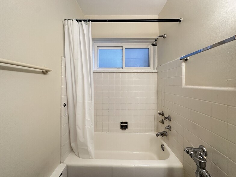 Building Photo - 1400 Chicago Ave