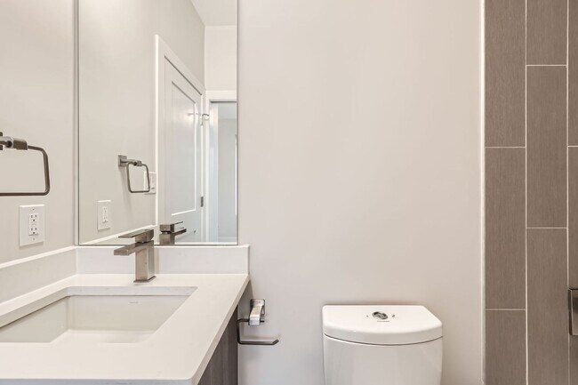 Building Photo - GORGEOUS TOWNHOUSE IN RiNo