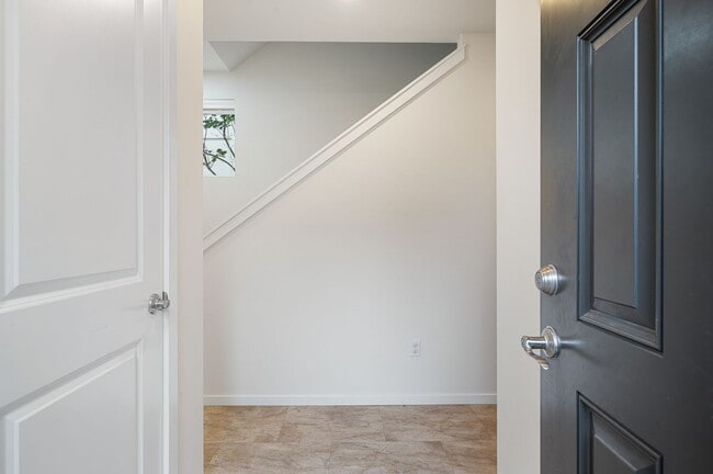 Building Photo - 3027 21st Ave W