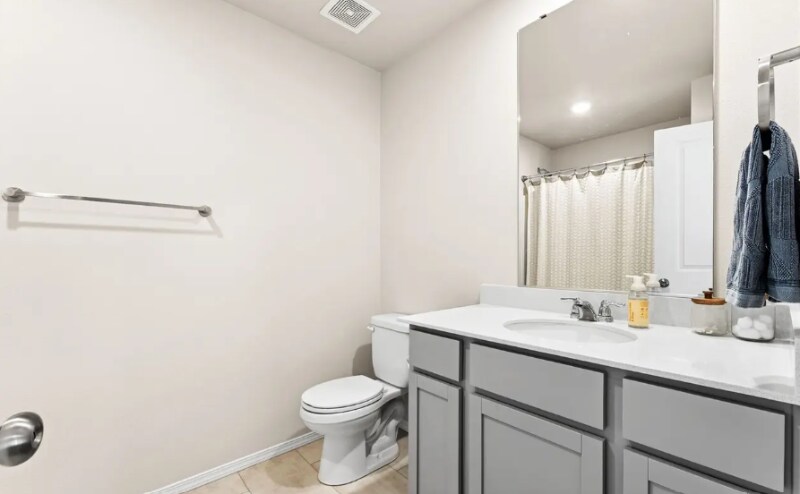 Building Photo - 4258 SE Woodford Ct