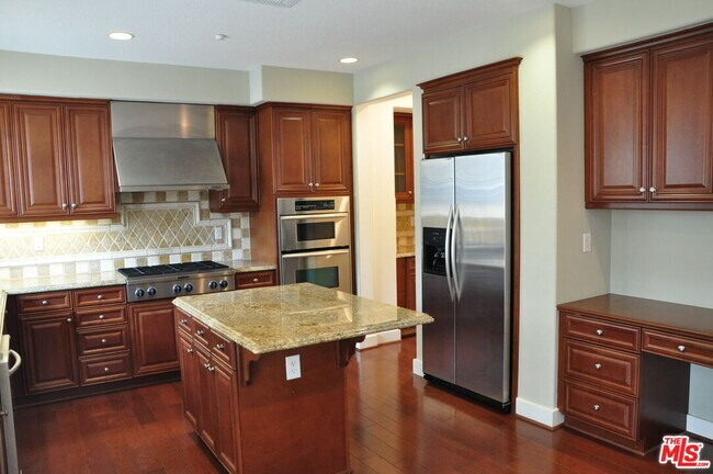 Building Photo - 6010 S Celedon Creek