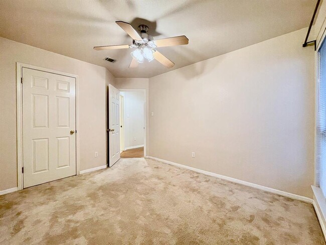 Building Photo - 1725 Dapplegrey Ln