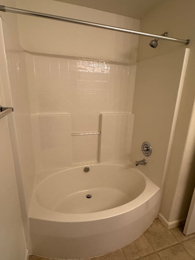 Building Photo - Stylish 2br/2.5ba Townhome with garage and AC in great Beaverton location