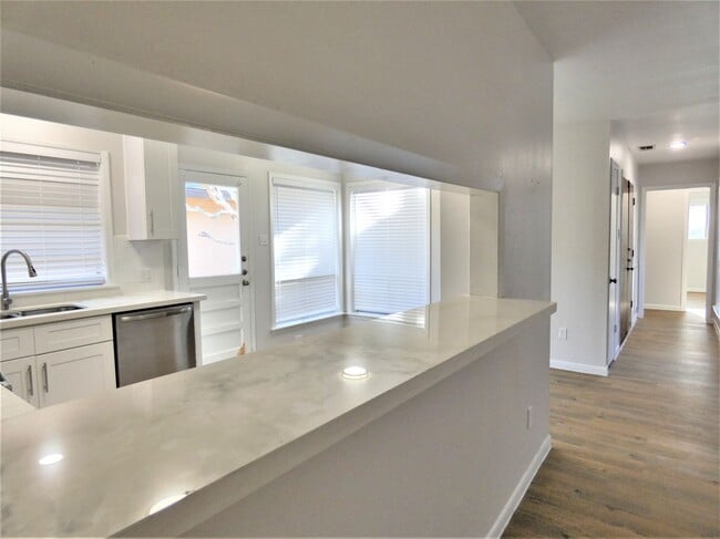 Building Photo - 606 Golfview Dr