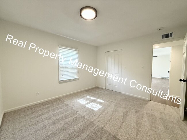 Building Photo - 4 Bed 2 Bath Prairie Village ranch style home!