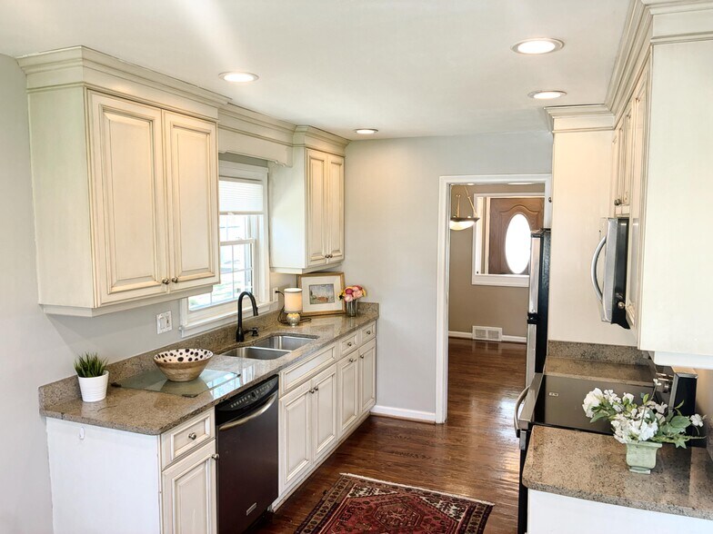 Building Photo - 1655 Hazel St