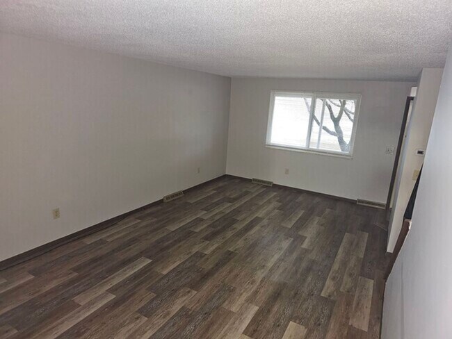 Building Photo - Large Two Bedroom Townhouse with Garage in...