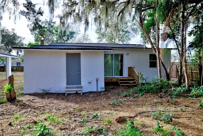 Building Photo - 915 S Waldron Ave