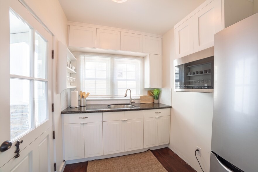 Building Photo - 2920 Manhattan Ave