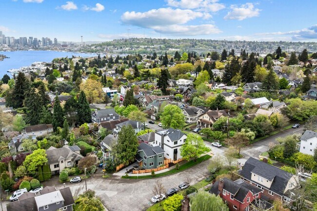 Building Photo - 2bd/1.75ba Seattle Home