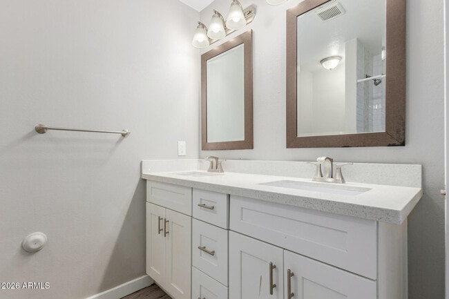 Building Photo - 1208 W 6th St