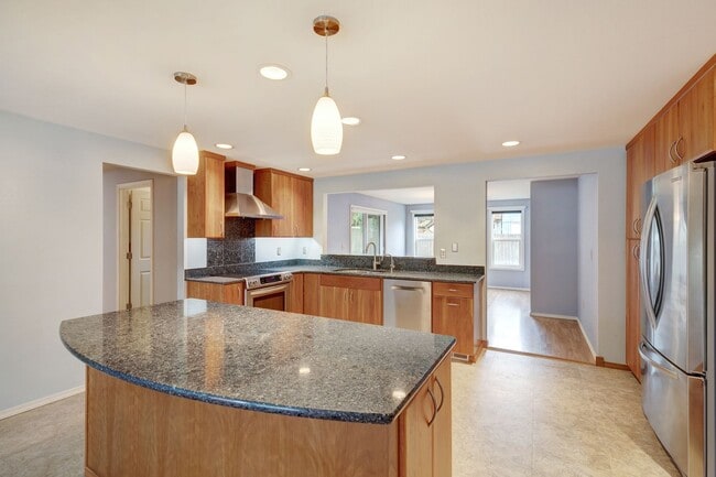 Building Photo - Kirkland Rambler with Amazing Back Yard!