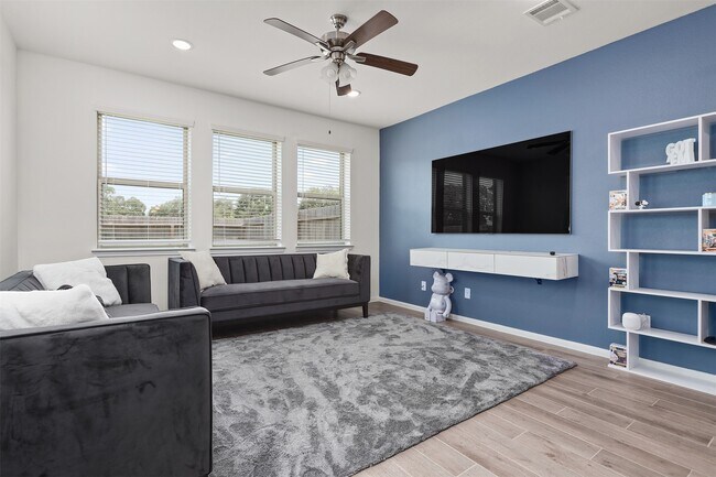 Building Photo - 7449 Hinsdale Dr