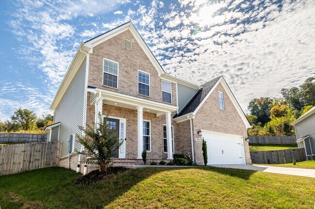 Building Photo - Maryville 37801 - 4 bedroom, 2.5 bath home...