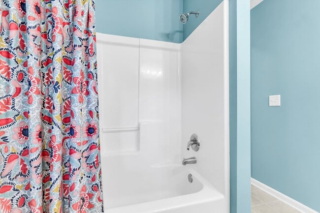 Building Photo - Spacious Townhome Prime Location!