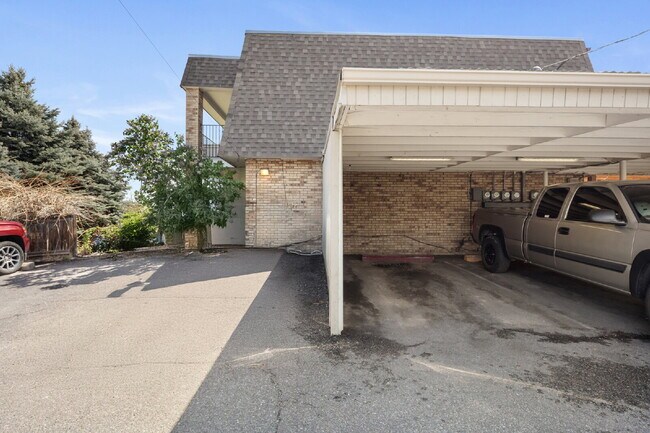 Building Photo - Southgelnn Townhome - 3 Bedrooms - 3 Bathr...
