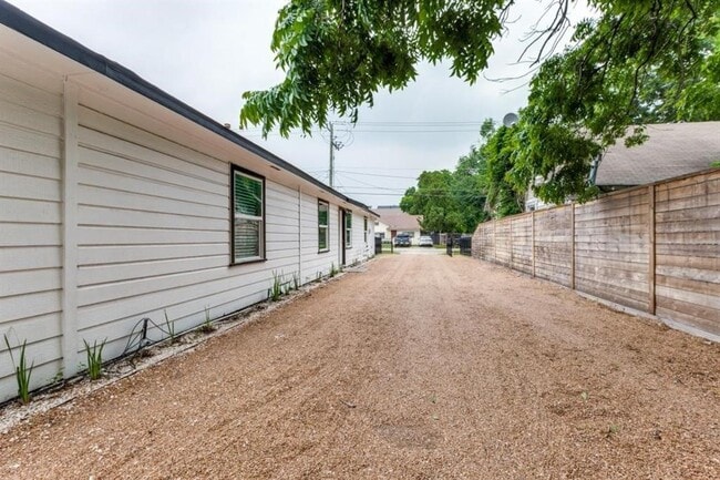 Building Photo - 911 Adele St
