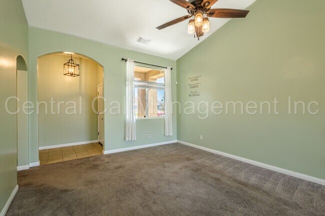 Building Photo - 3 Bedroom/2 Bath Home in Tyner Ranch - $22...