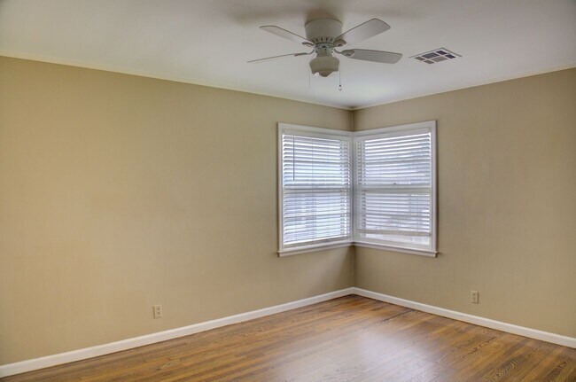 Building Photo - Well Maintained Midtown Home