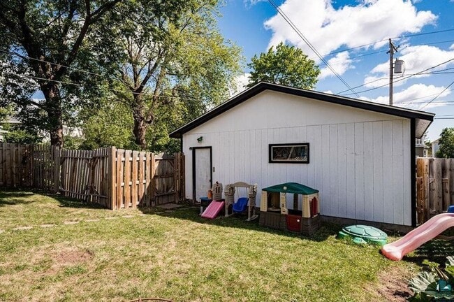 Building Photo - AVAILABLE SEPTEMBER 1st - Beautiful 2 Bed 1 Bath w/ Garage & Fenced Corner Lot