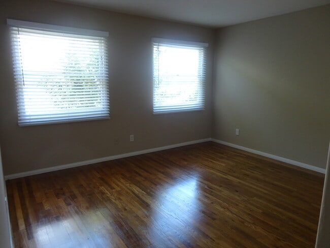 Building Photo - m529 - Mann