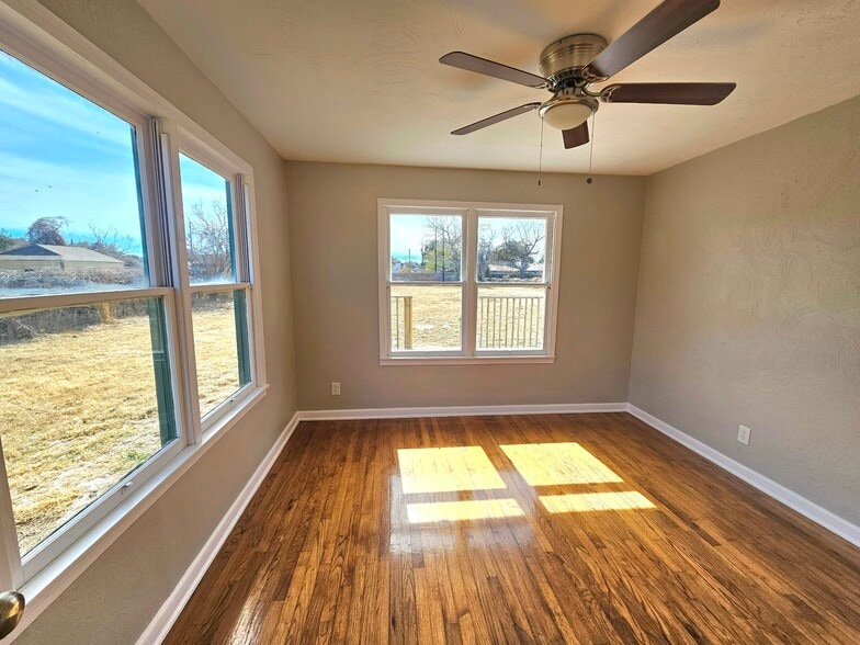 Building Photo - 513 Oakdale Dr