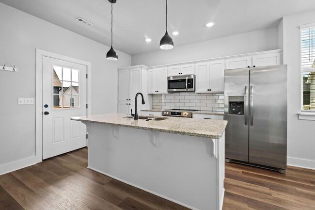 Building Photo - Beautiful and Modern Home!