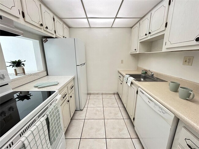 Building Photo - 14301 N Kendall Dr