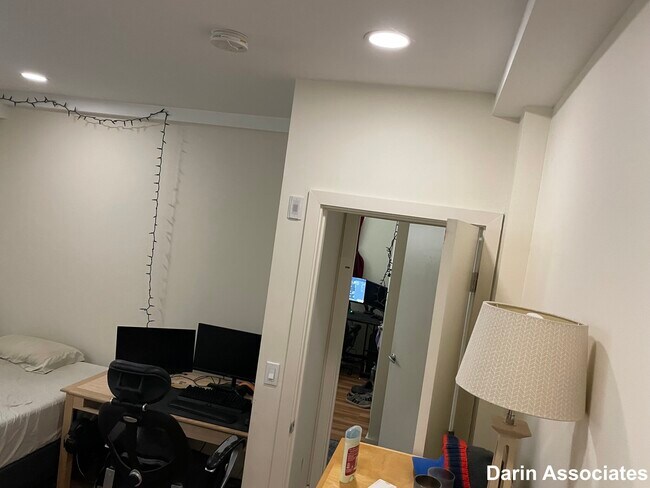 Building Photo - 37 Day St