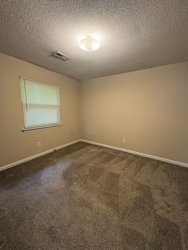 Building Photo - 4989/4991 Eastview Terrace