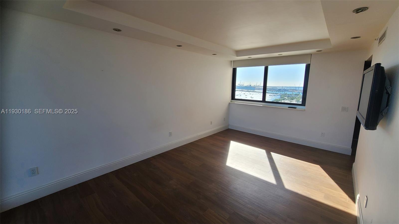 Building Photo - 1000 Venetian Way