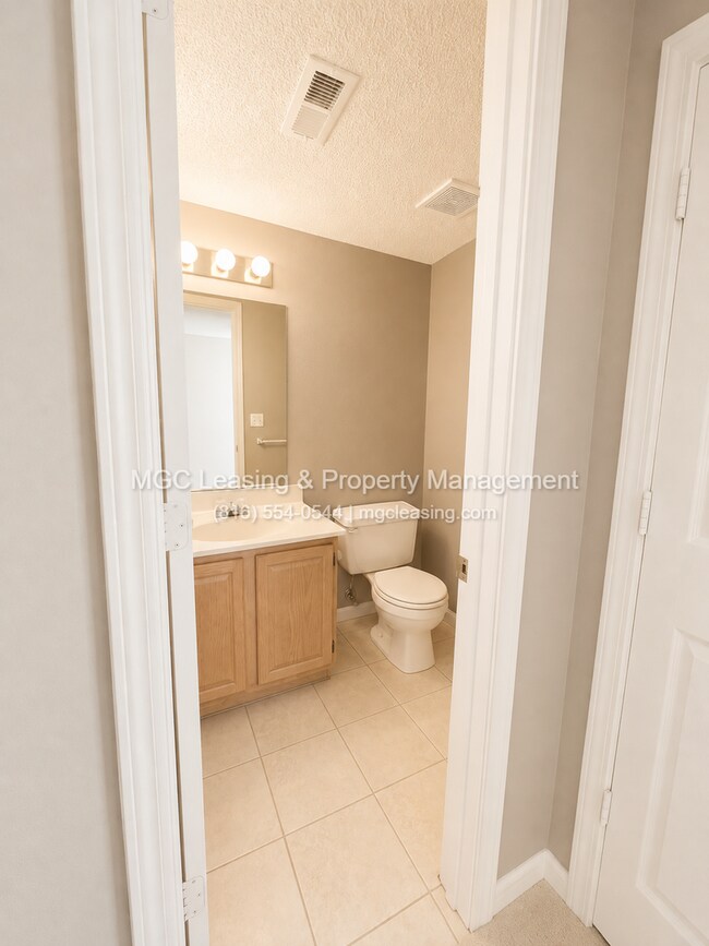 Building Photo - 4605 NE Whispering Winds Dr