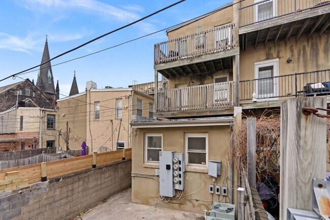 Building Photo - 2021 E Baltimore St