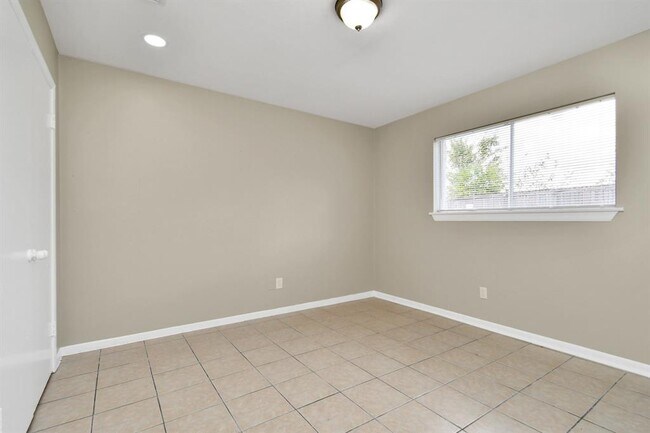 Building Photo - 1736 Crestdale Dr