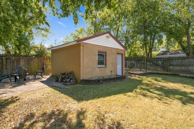 Building Photo - 634 James Ave