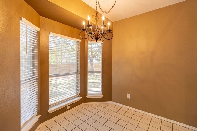 Building Photo - 4 bedroom, 2 bathroom home in South Austin!