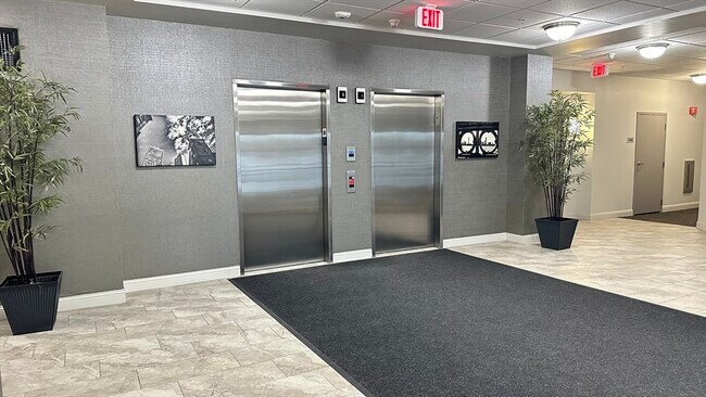 Building Photo - 1 Cityview Ln