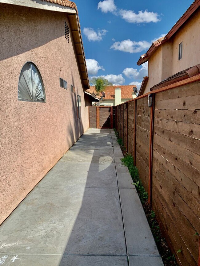 Building Photo - Nice Single Story Home