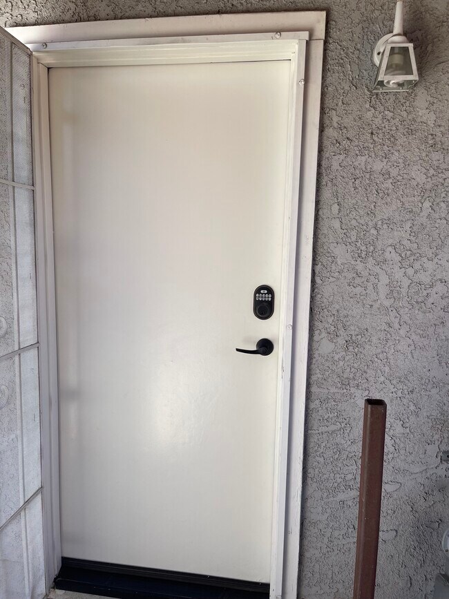 Main entrance with combo code lock - 22002 Prairie St