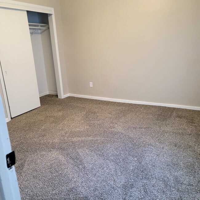 Building Photo - Newly listed and renovated 4 bed 2 bathroom house!