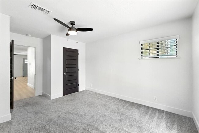 Building Photo - 6906 Twin Crest Dr