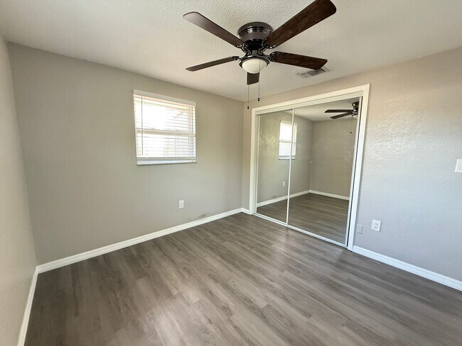 Building Photo - 350LBV