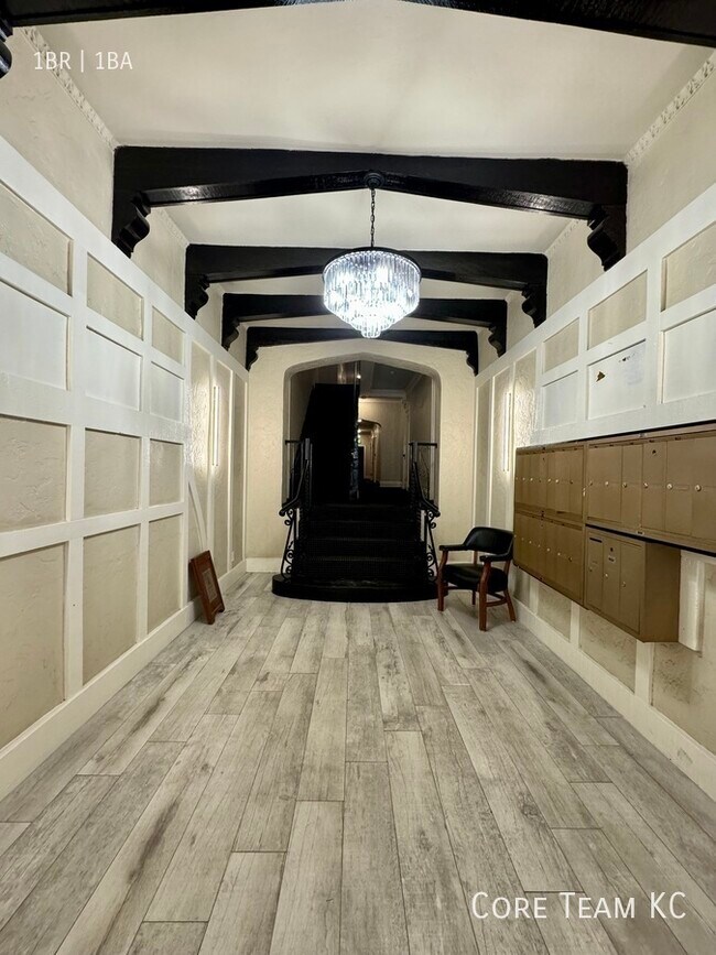 Building Photo - 710 W 48th St