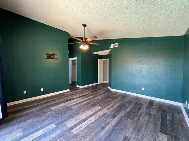 Building Photo - 3 Bedroom 2 Bathroom House with Swimming P...