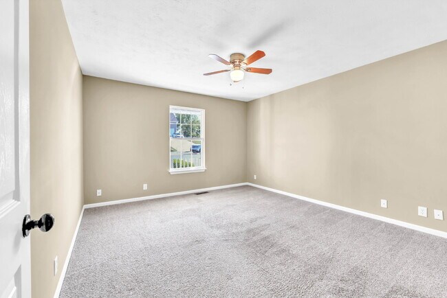 Building Photo - Amazing 3 bedroom 2 bathroom close to Fort...