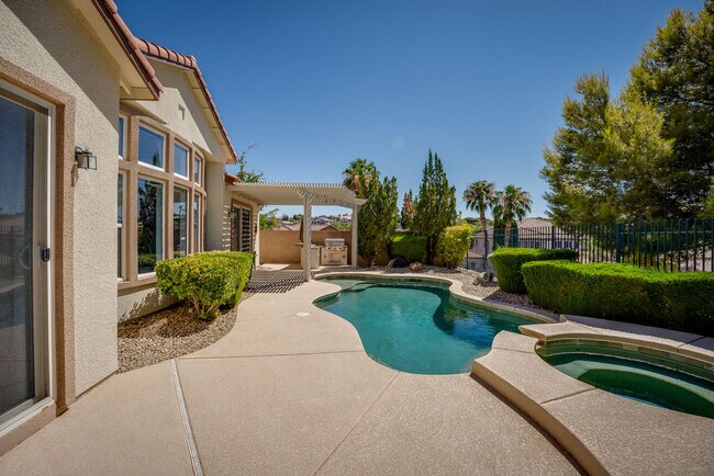 Private resort style living with mountain views from your private pool and spa. - 2850 Bronzino Ct
