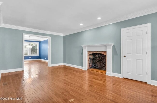 Building Photo - 3 Bed 3 Bath Historic Home